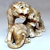 японская  нэцкэ Играющие Тигры, слоновая кость