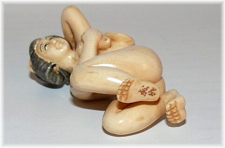 японская нецке Женщина с полотенцем, слоновая кость