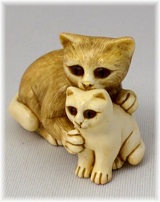 нэцка из слоновой кости Кошка с котенком, 1950-е гг., Япония