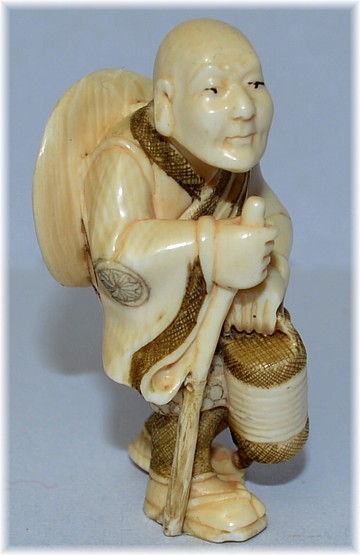 японская антикварная нэцка из слоновой кости Путник с посохом в руке