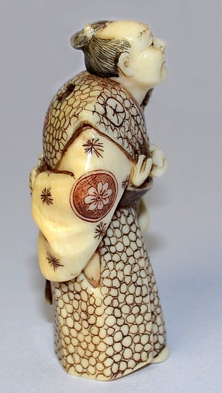 японская антикварная подписная нэцкэ из слоновой кости