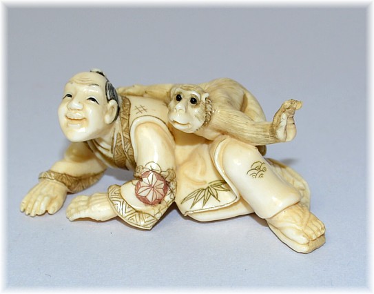 Мужчина с обезьянкой, японская антикварная нэцкэ из слоновой кости