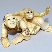 Мужчина с обезьяной, японская антикварная нэцке из слоновой кости 
