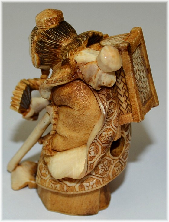 японская антикварная подписная нэцка из слоновой кости