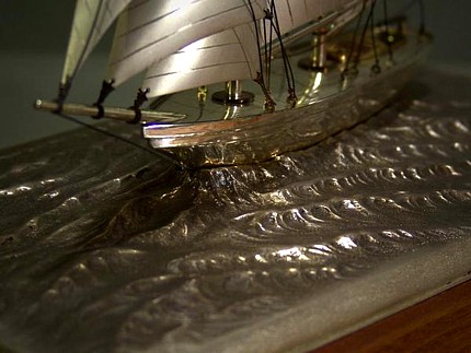 серебряная яхта, плывушая по волнам, интерьерная композиция, Япония. деталь