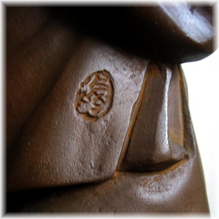 печать автора на бронзовой статуэтке Эбису