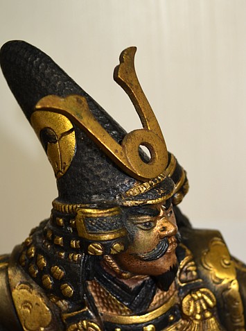 антикварная бронзовая фигура Самурай с копьем, деталь