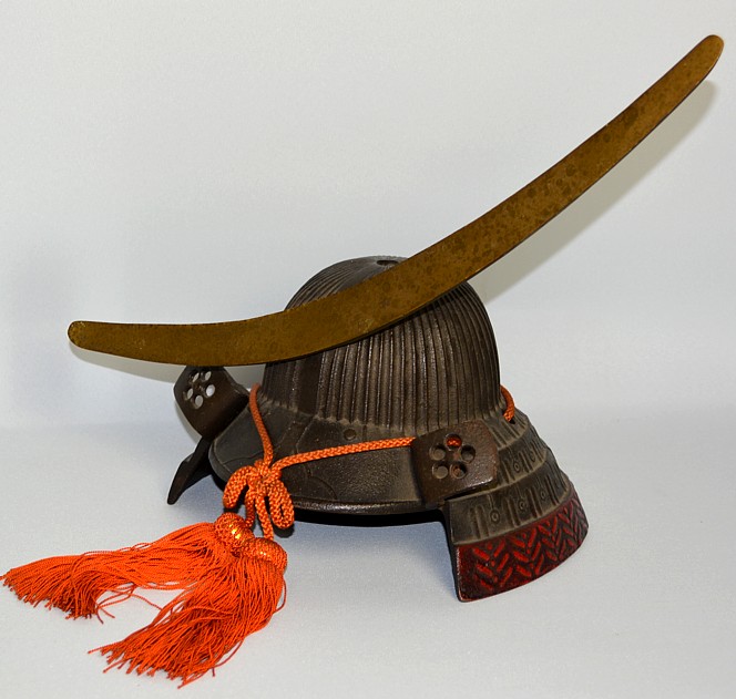 японское интерьерное украшение: самурайский шлем КАБУТО