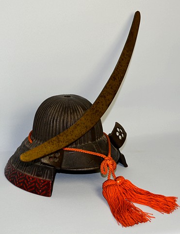 японская бронза: интерьерное украшение в виде самурайского боевого шлема КАБУТО