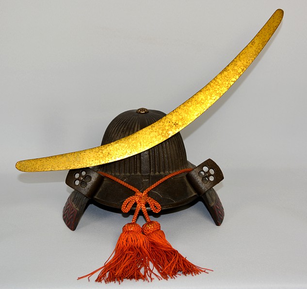 японское интерьерное украшение: самурайский шлем КАБУТО, бронза, рельефы