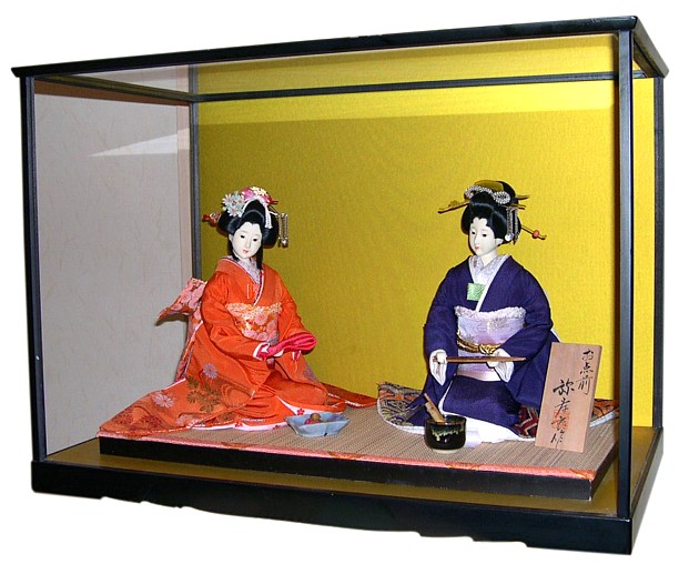 японский интерьер: интерьерные куклы в стеклянной витрине