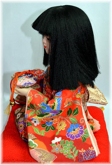японская традиционная кукла Сидящая девочка с сумочкой в руках