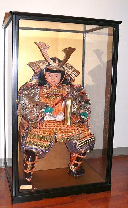 Самурай с командным жезлом, японская интерьерная кукла в стелянной витрине