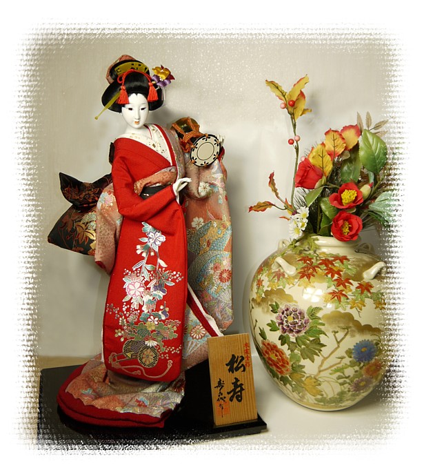японская антикварная ваза и японская кукла