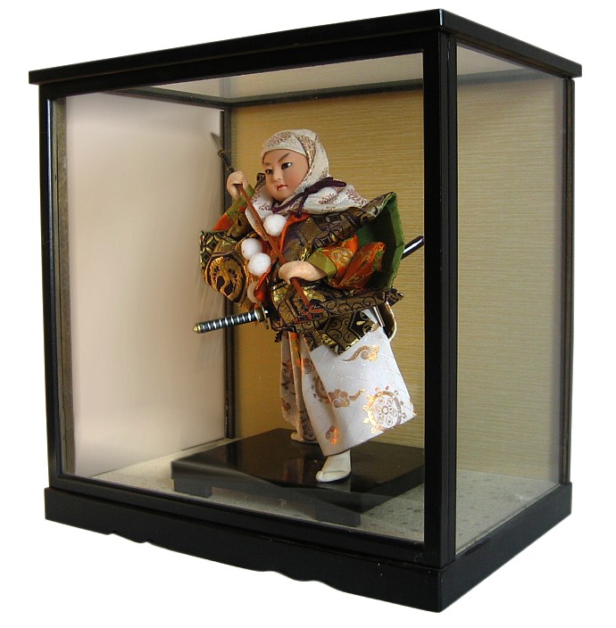 японская старинная кукла в стеклянной коробке