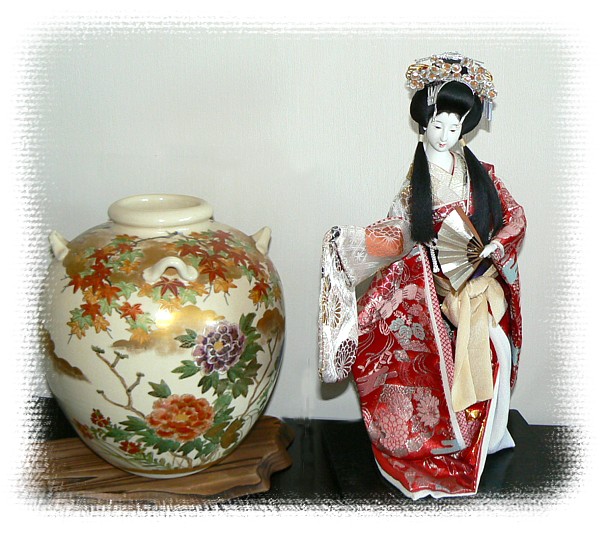японская ваза сацума и старинная кукла
