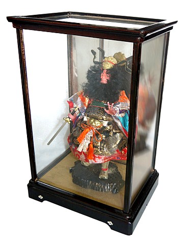 японская антикварная кукла-оберег в стеклянной витрине-коробке