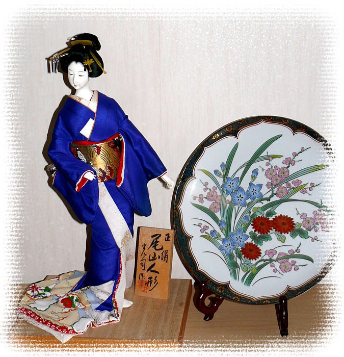 японская традиционная кукла и фарфоровая тарелка с росписью