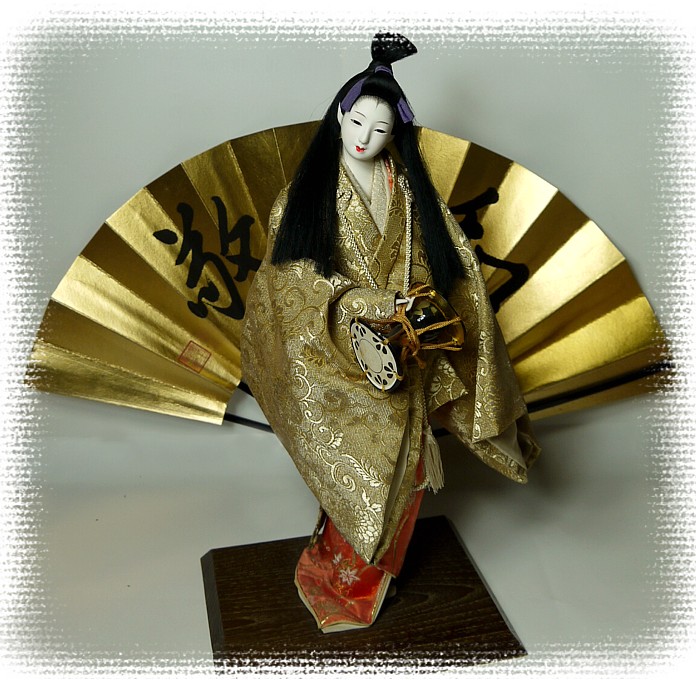 японский веер с каллиграфией и интерьерная старинная японская кукла
