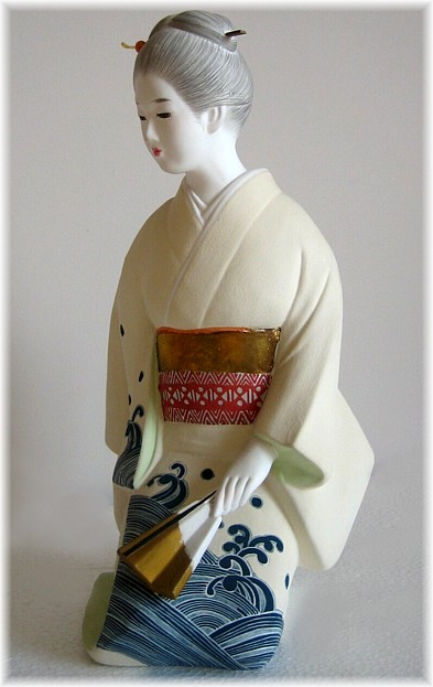 японская статуэтка из керамики Девушка в светлом кимоно, 1960-е гг.