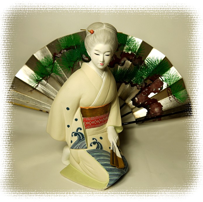 японская статуэтка из керамики Девушка в светлом кимоно, 1960-е гг.