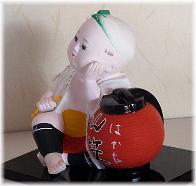 японская статуэтка Мальчик с праздничным фонариком