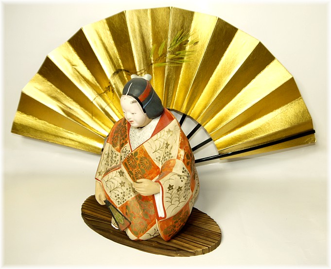 японская старинная статуэтка в виде персонажа пьесы театра Но в маске