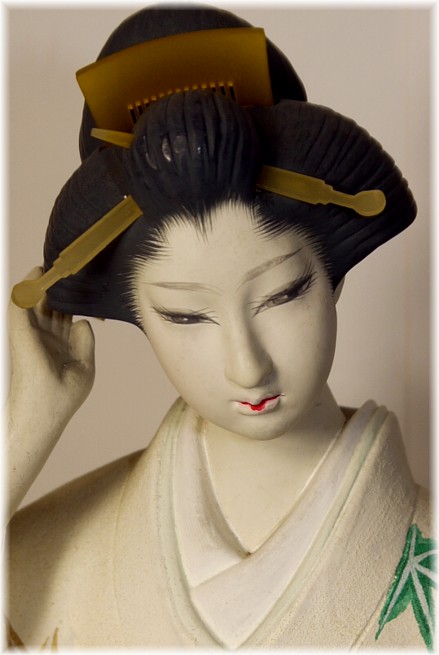 японская статуэтка из керамики Девушка, поправляющая прическуо, Хаката, 1950-е гг.