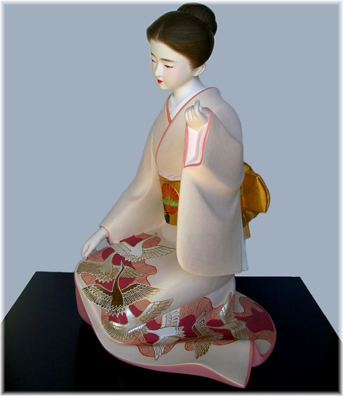 японская авторская статуэтка из керамики Сидящая Девушка