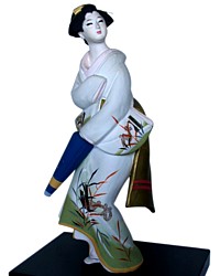 Девушка с зонтиком, статуэтка из керамики, Япония, 1950-60-е гг.