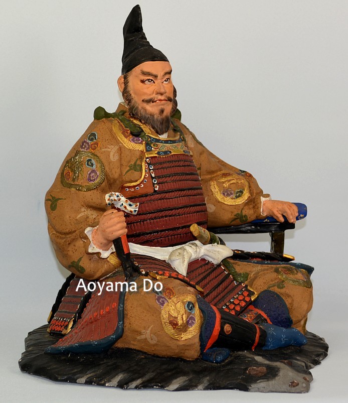 воин-самурай сидящий на медвежьей шкуре, японская статуэтка из керамики, 1950-е гг.