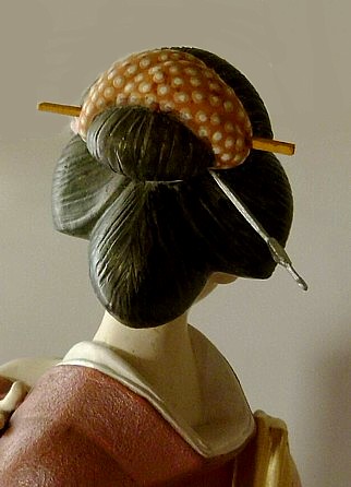 японская статуэтка из керамики. деталь