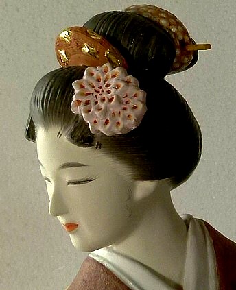японская статуэтка из керамики. деталь