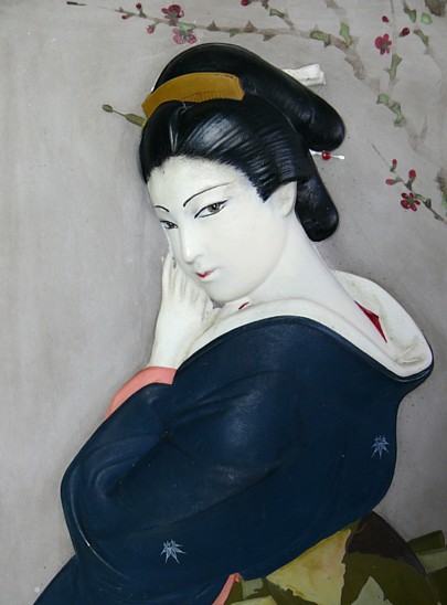 японская картина-рельеф из керамики Девушка в синем кимоно