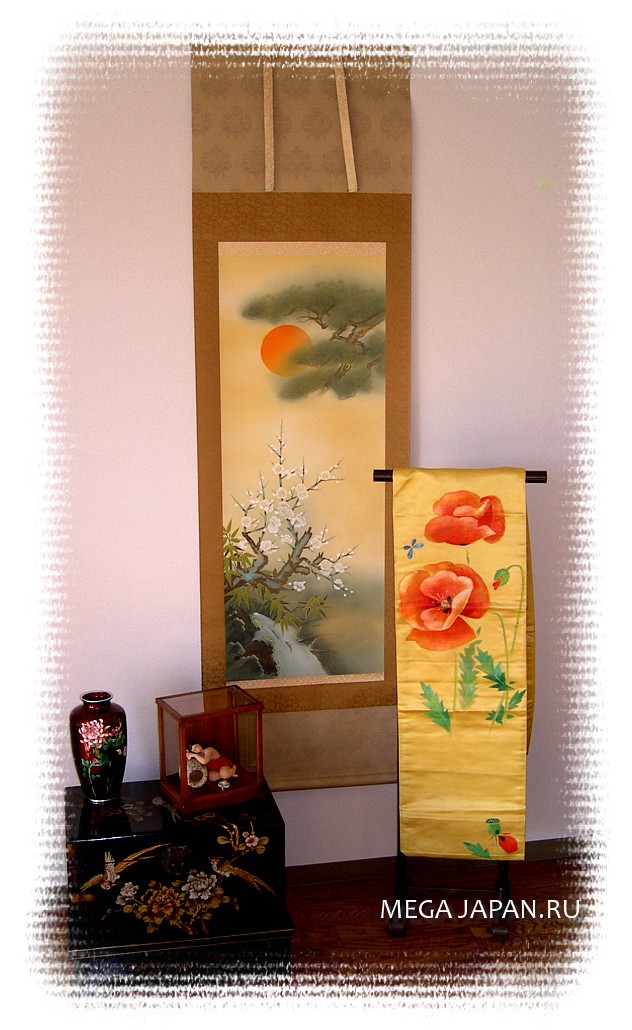 японская картина, японская ваза клуазоне и пояс-оби в интерьере