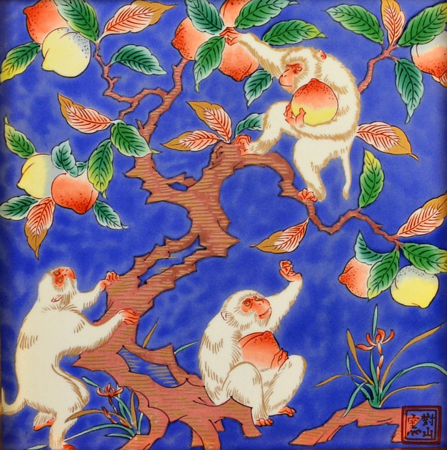 картина на фарфоре Три Обезьянки с персиками, Япония