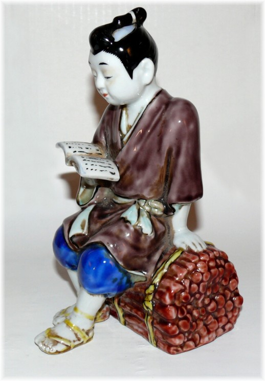 японская антикварная фарфоровая статуэтка Мальчик с книгой и хворостом, 1920-е гг.