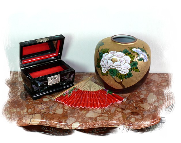 японская фарфоровая ваза с рисунком в виде белого пиона