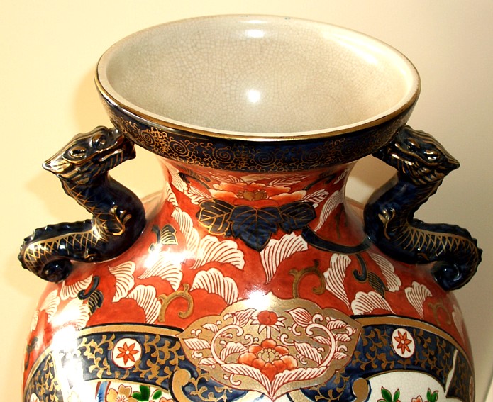японский антикварный фарфор: ваза имари с круговой росписью