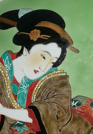 деталь росписи на японском фарфоровом настенном блюде
