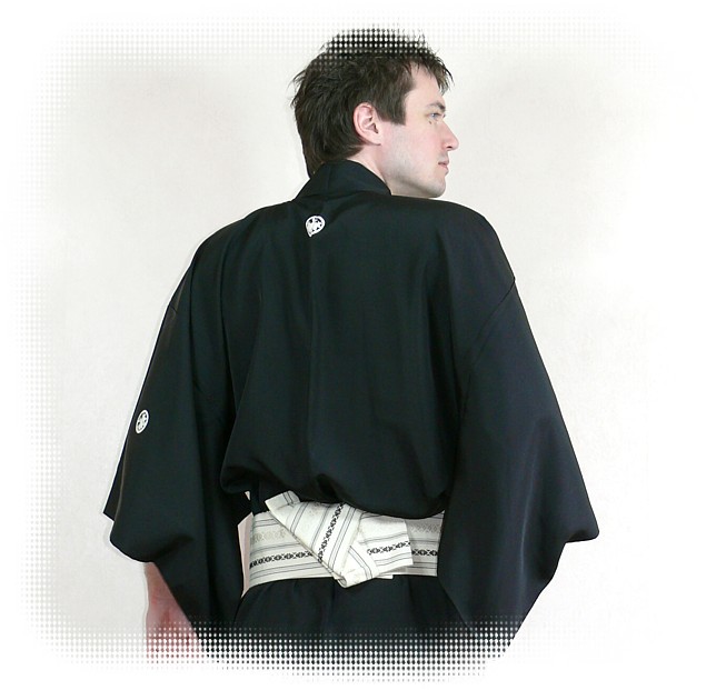 японская традиционная мужская одежда: шелковое кимоно и пояс оби