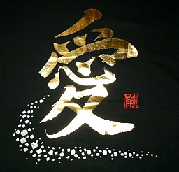 рисунок на футболке в виде японского иероглифа