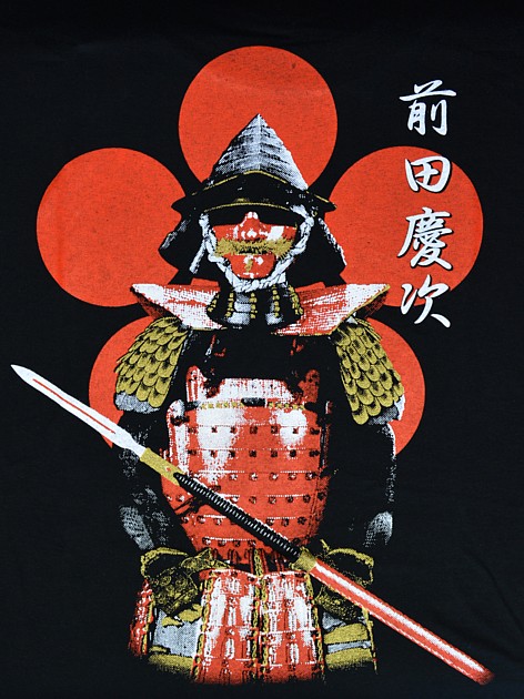 рисунок в виде самурайских доспехов на спине японской мужской футболки