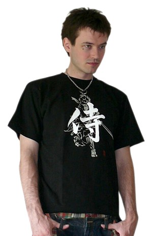 японская футболка с иерпглифами и изображением самурая с катаной