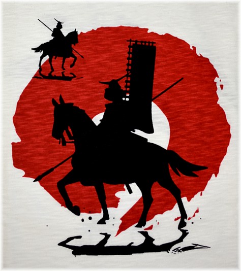 рисунок на мужской японской футболке: самурай в доспехах верхом на коне
