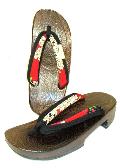 японская традиционная обувь из дерева