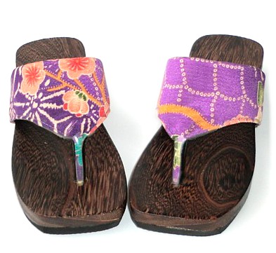 традиционная японская обувь из дерева