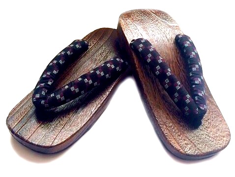 японская традиционная обувь из натурального дерева