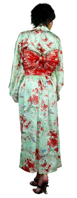японское шелковое кимоно и пояс оби
