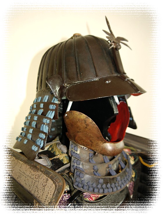 защитная маска и боевой шлемсамурая, эпоха Муромаги, железо, ковка, лак